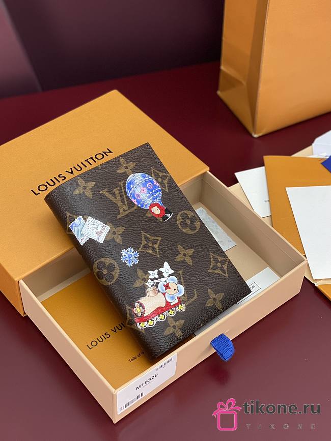LV Vivienne Passport Cover Monogram Snowy Pearl M15320 - 14x10x2.5cm - 1
