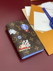 LV Vivienne Passport Cover Monogram Snowy Pearl M15320 - 14x10x2.5cm - 2
