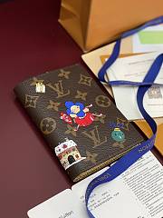 LV Vivienne Passport Cover Monogram Gold M15327 - 14x10x2.5cm - 5
