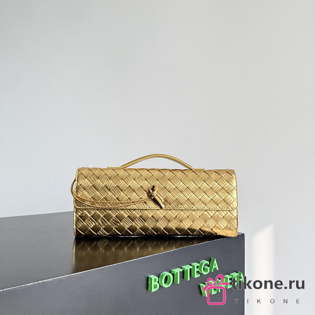 Bottega Veneta Andiamo Clutch in Gold - 31x13x3cm - 1