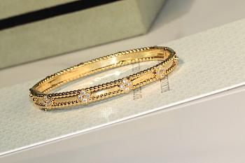 VCA Perlee Sweet Clovers Bracelet Extra Small Model Yellow Gold