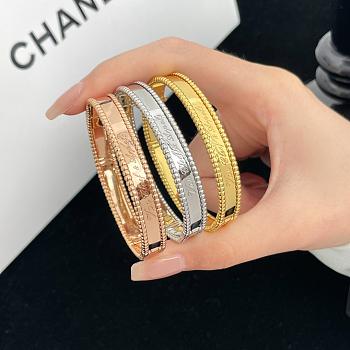 VCA Perlee Signature Bracelet Medium Model