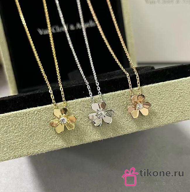 VCA Frivole Pendant Mini Model 18k Diamond VCARP0J100 - 1