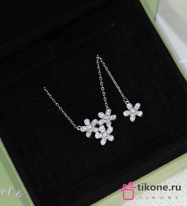 VCA Socrate Pendant 3 Flowers 18K White Gold Diamond VCARB14900 - 1