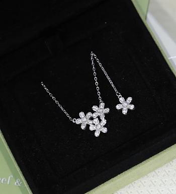 VCA Socrate Pendant 3 Flowers 18K White Gold Diamond VCARB14900