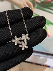 VCA Socrate Pendant 3 Flowers 18K White Gold Diamond VCARB14900 - 3