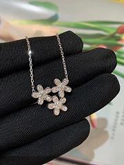 VCA Socrate Pendant 3 Flowers 18K White Gold Diamond VCARB14900 - 2