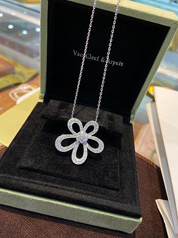 VCA Flowerlace Pendant 18k White Gold Diamond VCARP05200