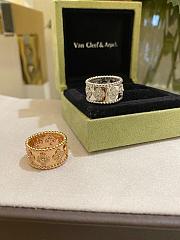 Perlee Clovers Ring Medium Model 18K VCARO9LO00 - 5