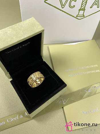 Perlee Clovers Ring Medium Model 18K VCARO9LO00