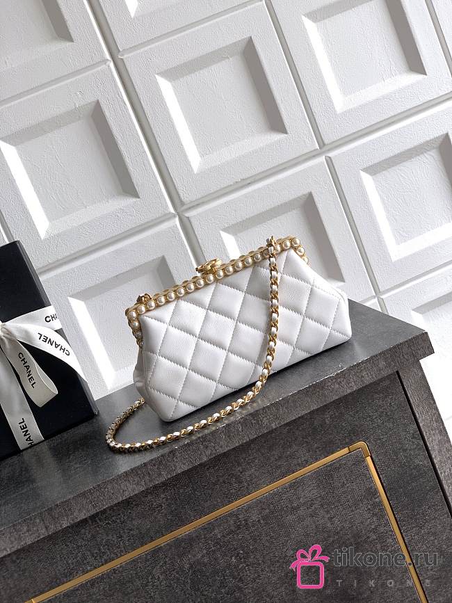 Chanel Clutch Pearly Lambskin Imitation Pearls & Gold-Tone Metal White - 20x10x7cm - 1