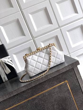 Chanel Clutch Pearly Lambskin Imitation Pearls & Gold-Tone Metal White - 20x10x7cm