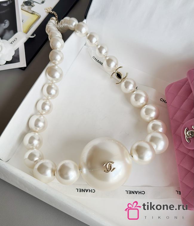 Chanel Pearl Necklace Minaudiere Plexi & Gold-Tone Metal Pearly White - 8.5cm - 1