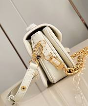 LV Pochette Metis East West Milky White/ Peach M27575 - 21.5x13.5x6cm - 3