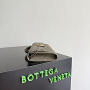 Bottega Veneta Andiamo Clutch in Ostrich Leather Pickle - 31x13x3cm - 5