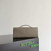 Bottega Veneta Andiamo Clutch in Ostrich Leather Pickle - 31x13x3cm - 4