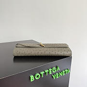 Bottega Veneta Andiamo Clutch in Ostrich Leather Pickle - 31x13x3cm - 3