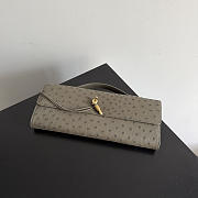 Bottega Veneta Andiamo Clutch in Ostrich Leather Pickle - 31x13x3cm - 2