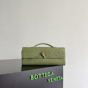 Bottega Veneta Andiamo Clutch in Ostrich Leather Matcha - 31x13x3cm - 1