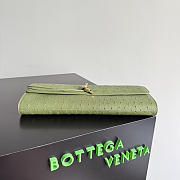 Bottega Veneta Andiamo Clutch in Ostrich Leather Matcha - 31x13x3cm - 3