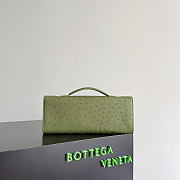 Bottega Veneta Andiamo Clutch in Ostrich Leather Matcha - 31x13x3cm - 2