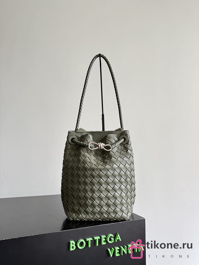 Bottega Veneta Small Andiamo Bucket in Pickle - 30x18.5x11cm - 1