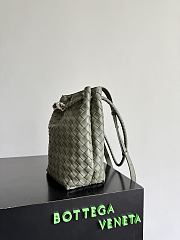 Bottega Veneta Small Andiamo Bucket in Pickle - 30x18.5x11cm - 6