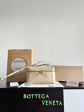 Bottega Veneta Bang Bang in Ostrich Beige - 22x12.5x5cm