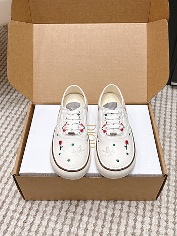 Dioramour Dior Saltwind Sneaker White Cotton Embroidered with Multicolor Doves & Roses Motif