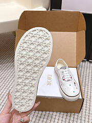 Dioramour Dior Saltwind Sneaker White Cotton Embroidered with Multicolor Doves & Roses Motif - 5