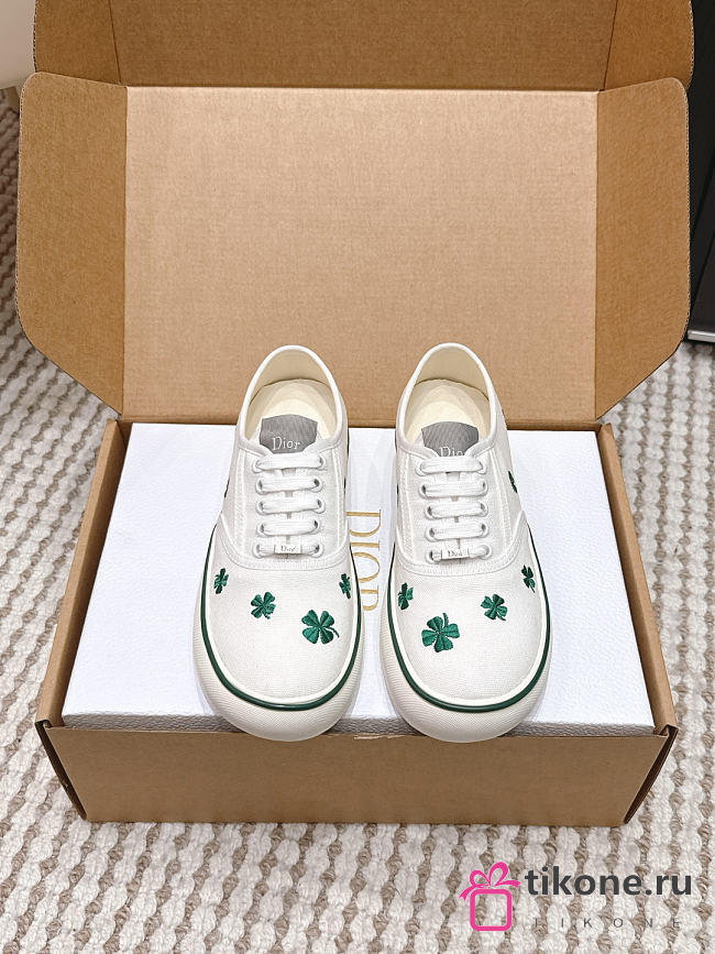 Dior Saltwind Sneaker White Cotton Embroidered with Green Dior Clover Motif - 1