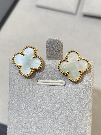 VCA Sweet Alhambra Earstuds 18k Yellow Gold Mother of pearl White