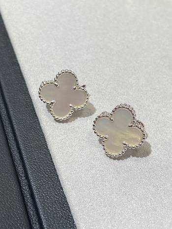VCA Sweet Alhambra Earstuds 18k White Gold Mother of pearl White