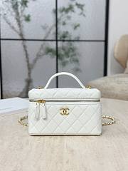 Chanel Vanity with Chain Grained Shiny Calfskin & Gold-Tone Metal White 25748 - 19.5x17x5cm - 1