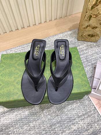 Gucci Vittoria Thong In Black Leather 55mm