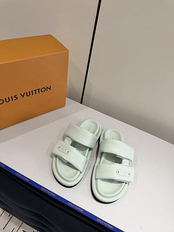 LV Pool Pillow Comfort Mule Green 1AJKZG