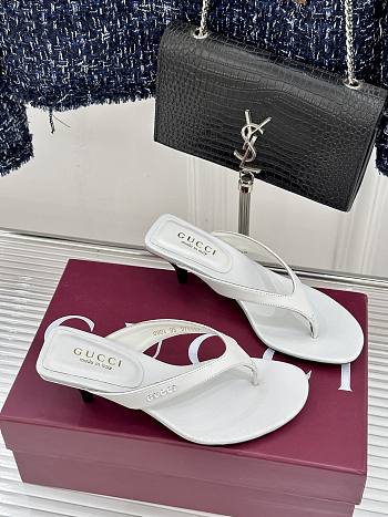 Gucci Vittoria Thong In White Leather 55mm