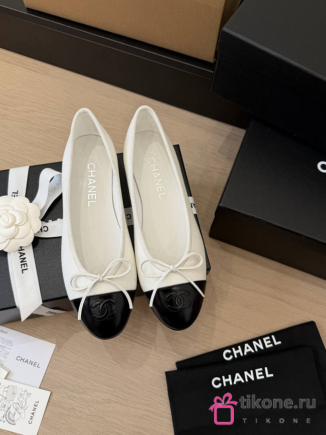 Chanel Ballet Flats Lambskin White & Black G02819 - 1