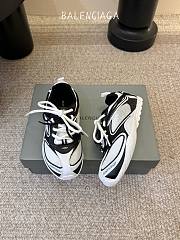 Balenciaga Radar Gradient Lines Sneaker In White And Black - 3