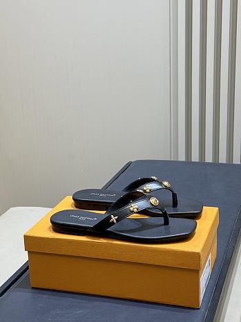 LV Gaia Flat Thong Black 1AK45X 