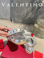 Valentino Rockstud Leather Flat Sandals In Silver - 6