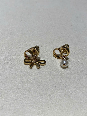 Dior CD Mini Bow Earrings Gold-Finish Metal and White Resin Pearl E4837WOMRS
