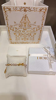 Dior CD Bow Bracelet Gold-Finish Metal and Iridescent Pink Resin Pearls B3413WOMRS - 3