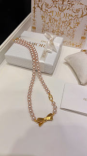 Dior CD Bow Necklace Gold-Finish Metal and Iridescent Pink Resin Pearls N3833WOMRS - 2