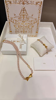 Dior CD Bow Necklace Gold-Finish Metal and Iridescent Pink Resin Pearls N3833WOMRS - 3