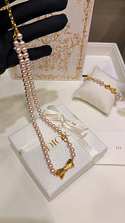 Dior CD Bow Necklace Gold-Finish Metal and Iridescent Pink Resin Pearls N3833WOMRS - 4