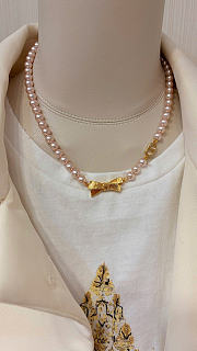 Dior CD Bow Necklace Gold-Finish Metal and Iridescent Pink Resin Pearls N3833WOMRS - 6