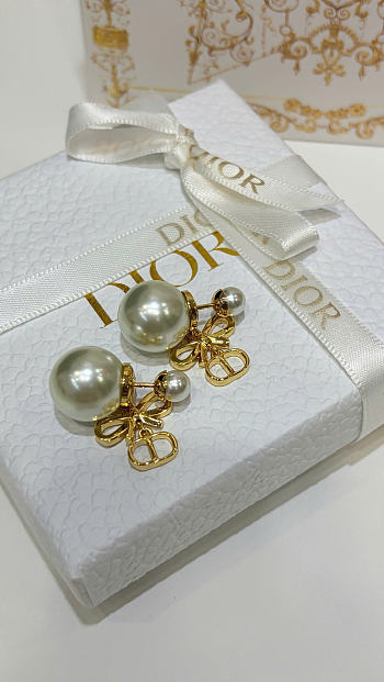 Dior Tribales Earrings Gold-Finish Metal and White Resin Pearls E4828WOMRS_D301