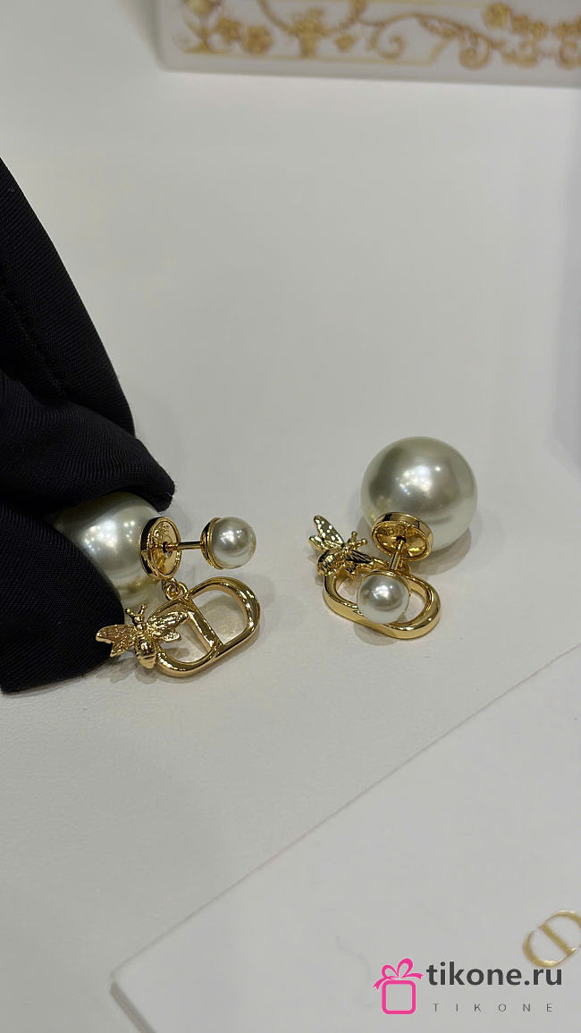 Dior Tribales Earrings Gold-Finish Metal and White Resin Pearls E4593WOMRS_D301 - 1
