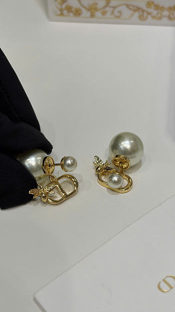 Dior Tribales Earrings Gold-Finish Metal and White Resin Pearls E4593WOMRS_D301